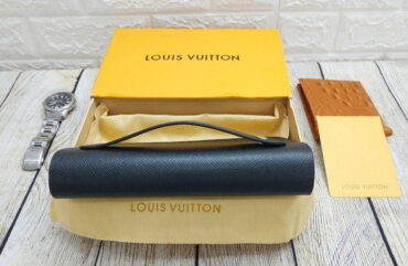 clutch cam tay louis vuitton voc28 5