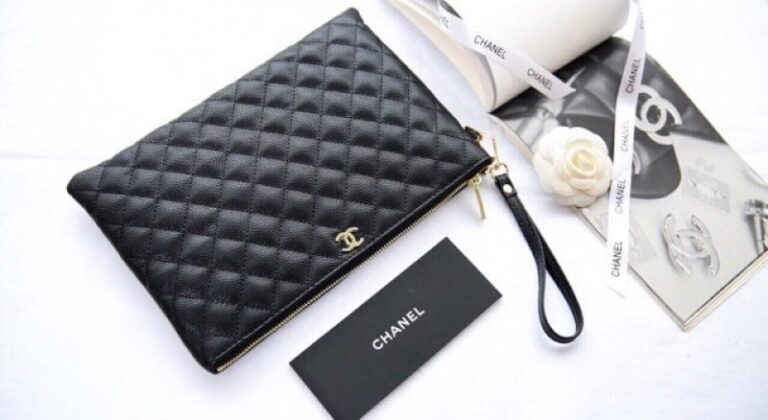 mẫu mã của ví clutch thường khá giống với phiên bản túi xách sang trọng và quý phái, với sắc tố đẹp mắt và lôi cuốn nhiều ánh nhìn hơn