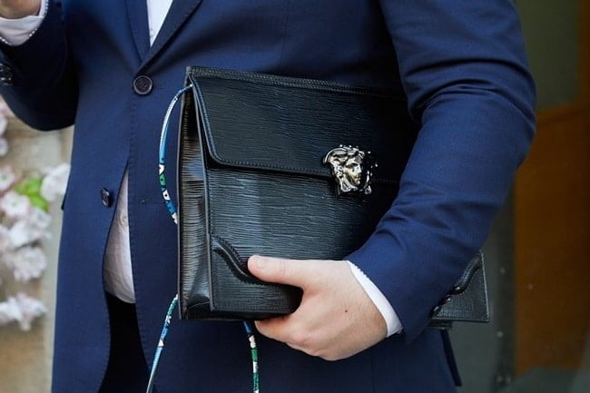 Clutch Là Gì? Bạn nên sở hữu một chiếc túi hay Clutch?